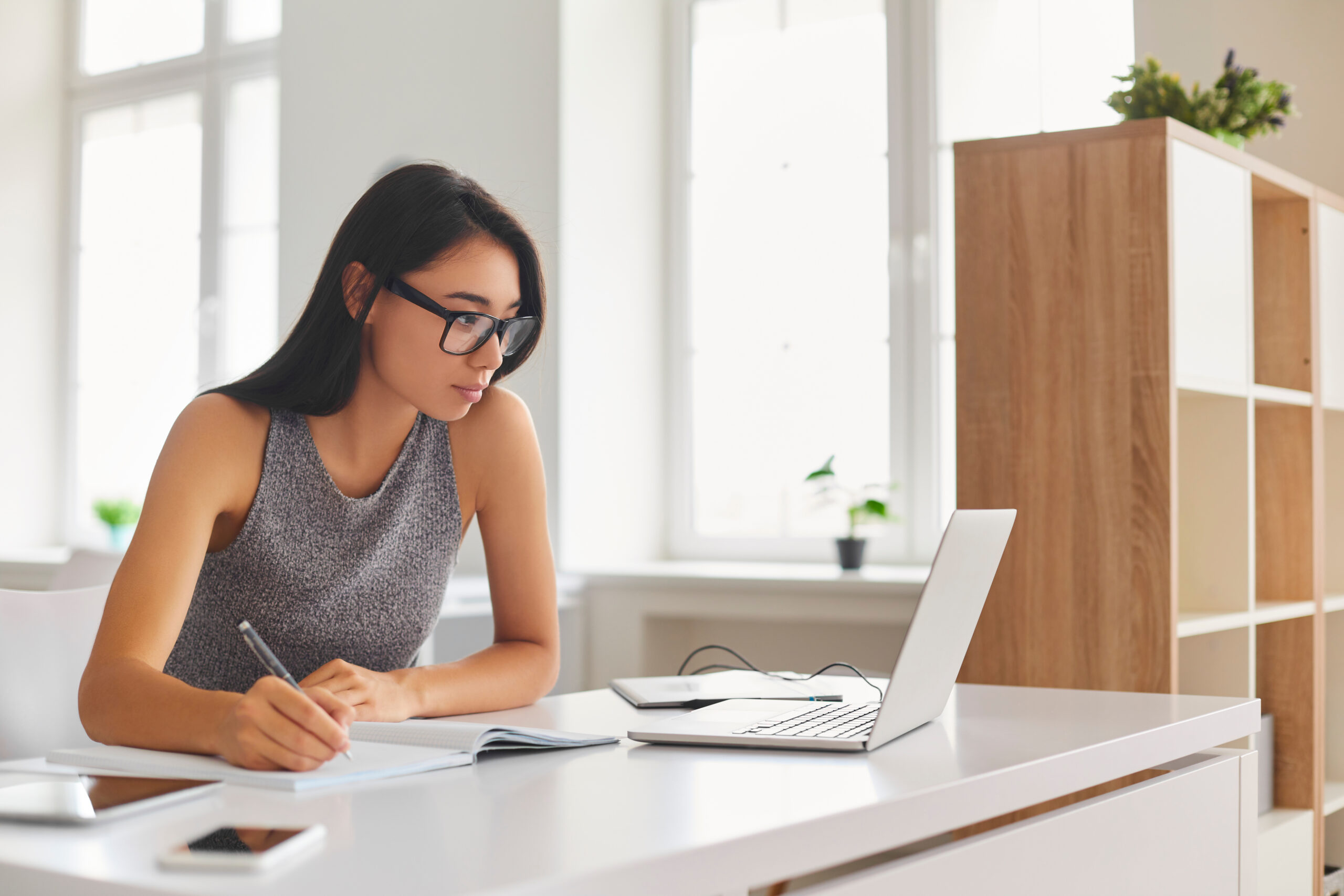 young woman browsing webpopular.academy topics online